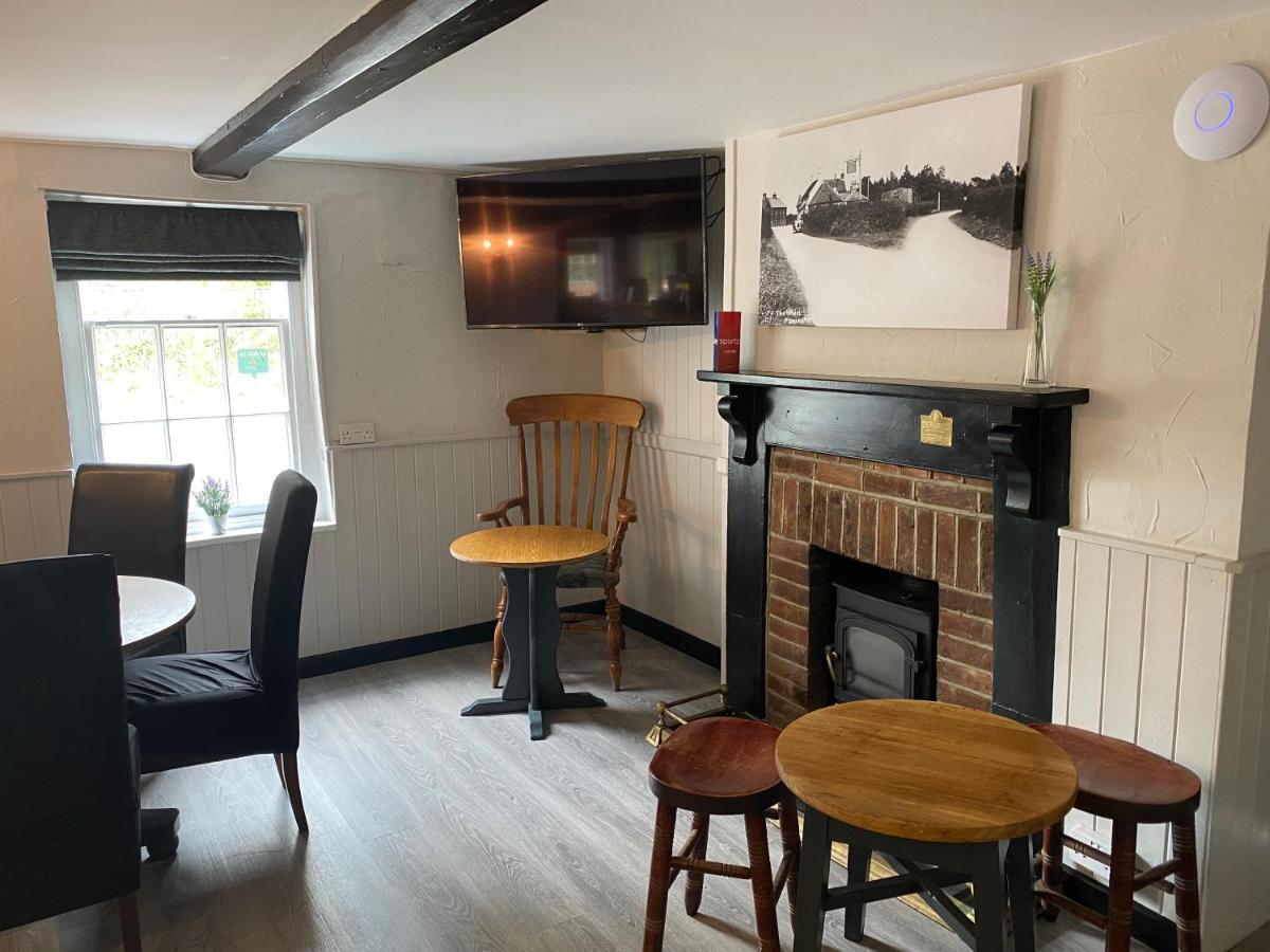 The New Wheel Inn Lymington Kültér fotó